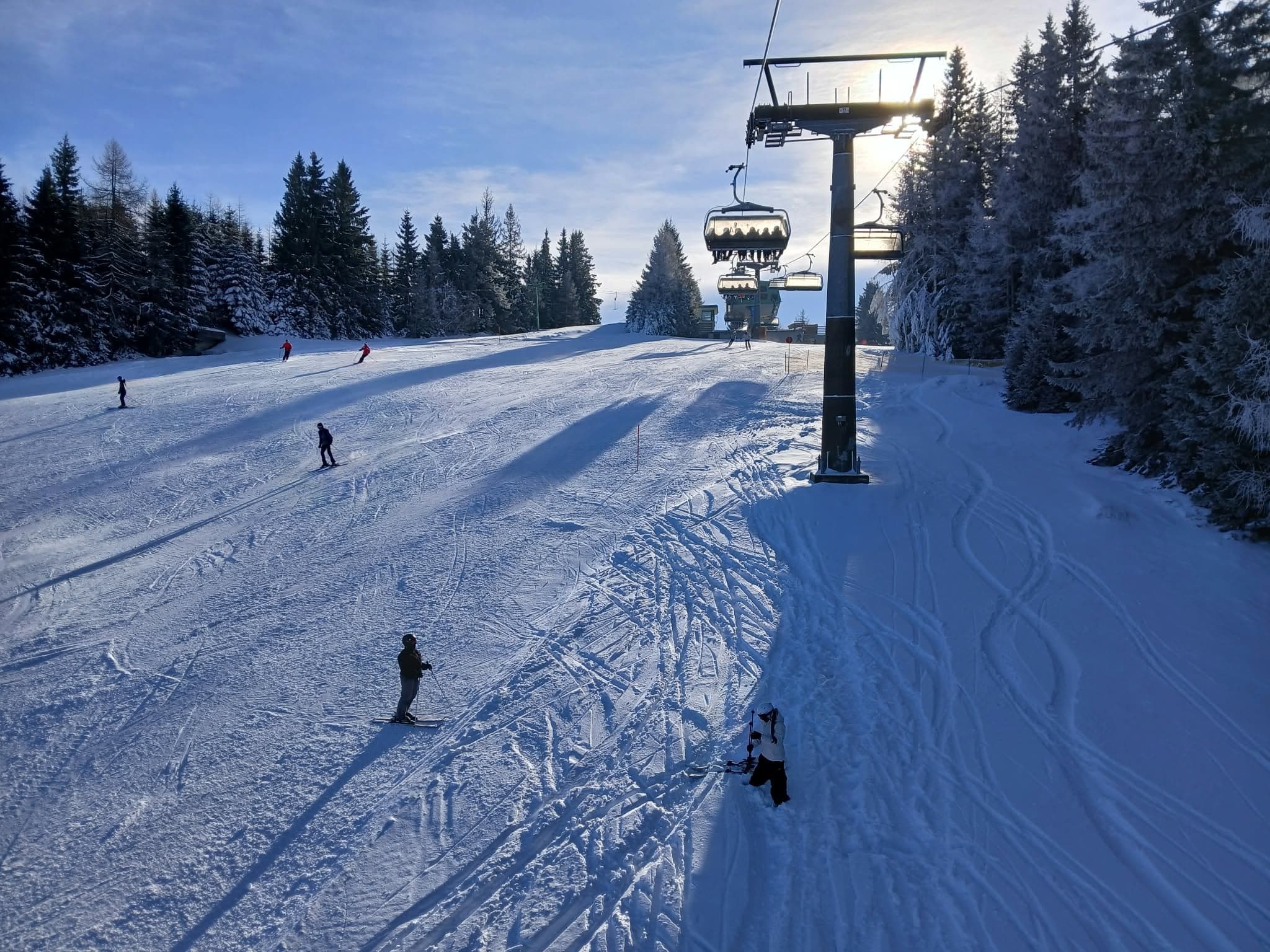 Lyžaři u sedačkové lanovky