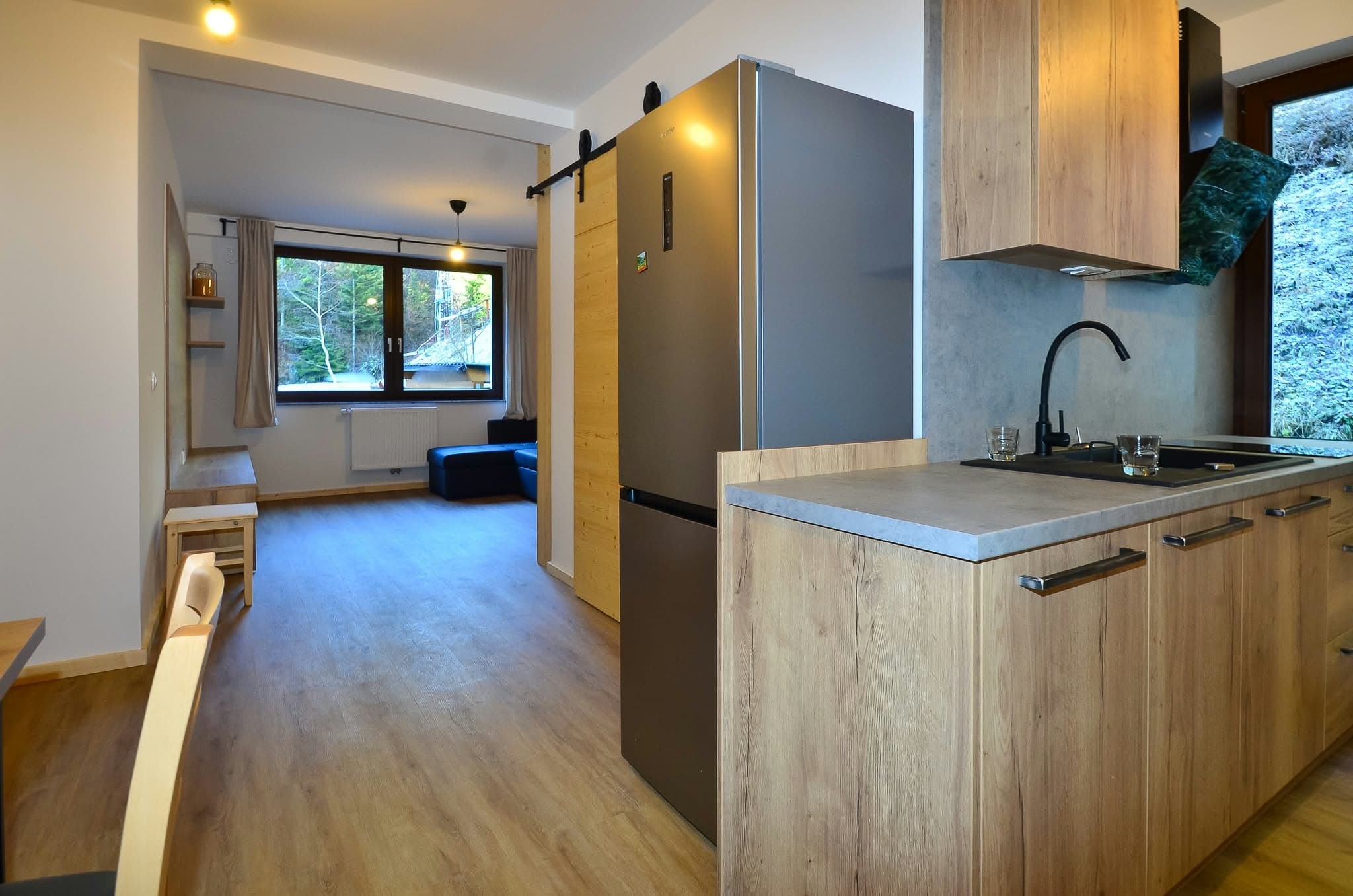 Apartmán 1: Otevřený prostor s kuchyní a obývací částí