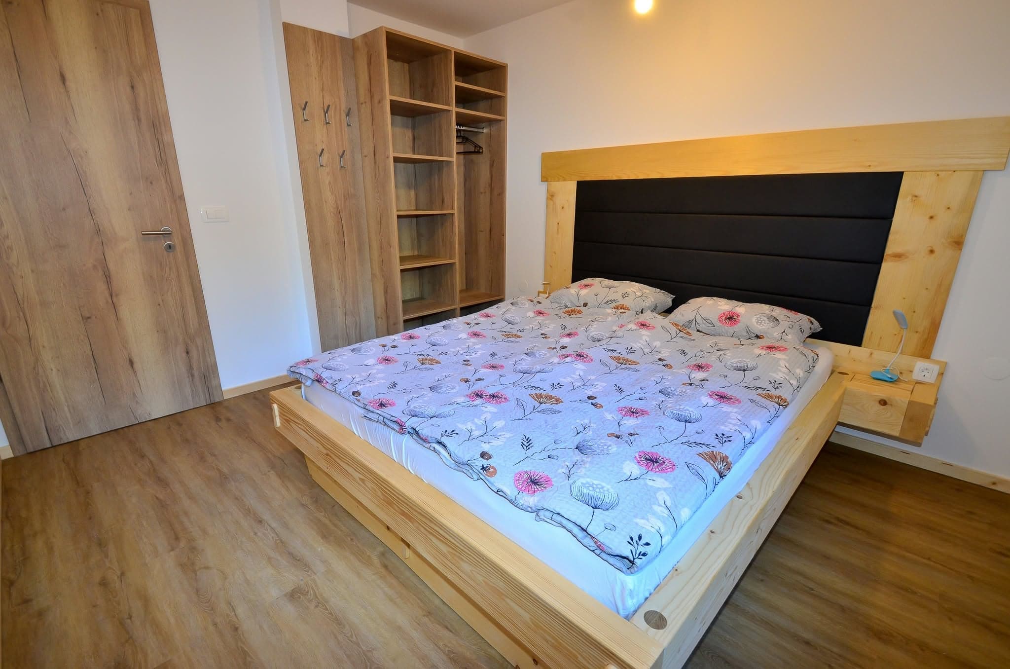 Apartmán 1: Ložnice s dřevěnou manželskou postelí