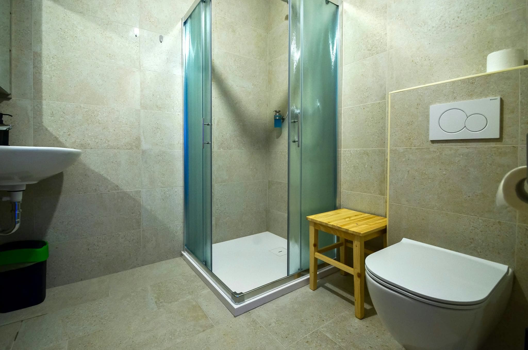 Apartmán 2: Koupelna se sprchou