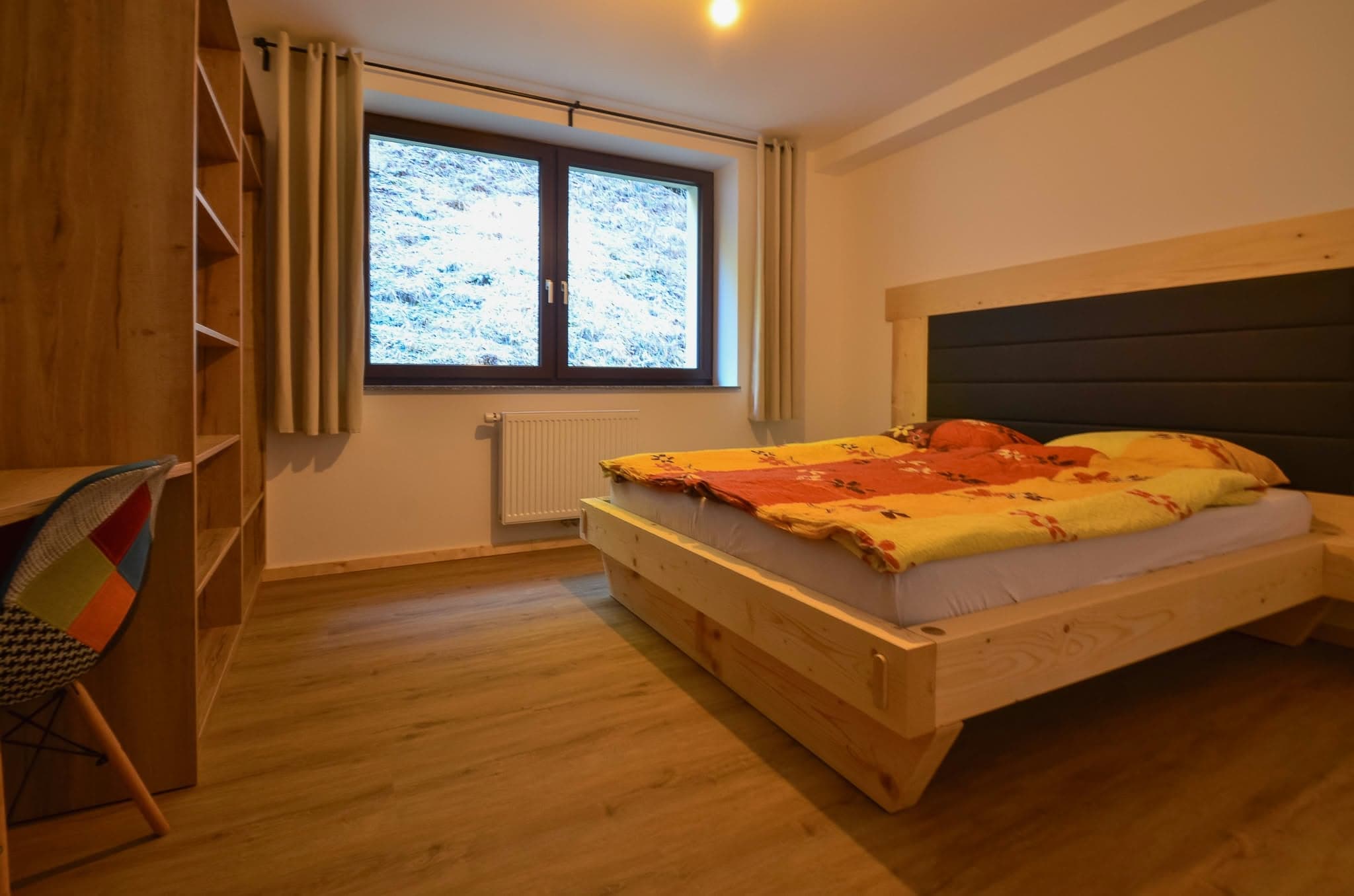 Apartmán 2: Ložnice s dřevěnou postelí