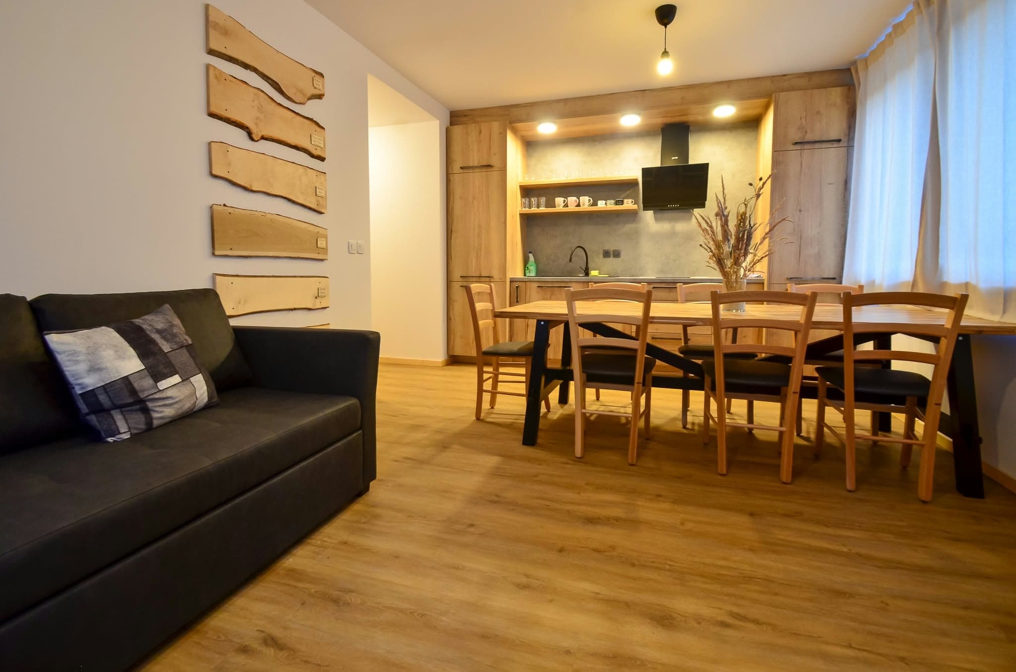 Apartmán 3: Obývací prostor s jídelním stolem a kuchyní