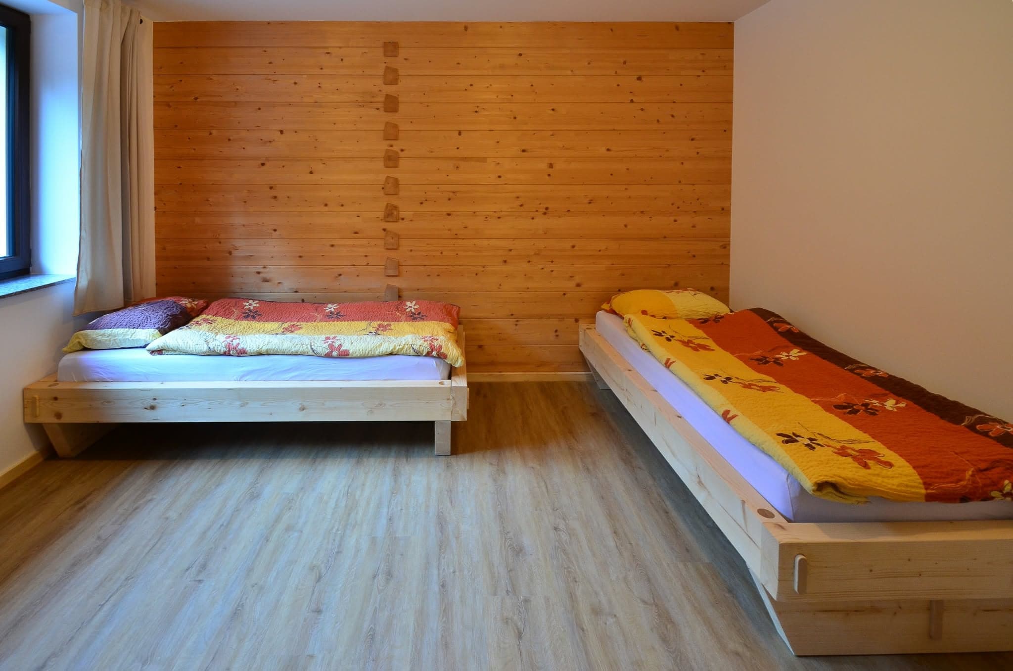 Apartmán 3: Pokoj s dřevěnými stěnami a dvěma postelemi