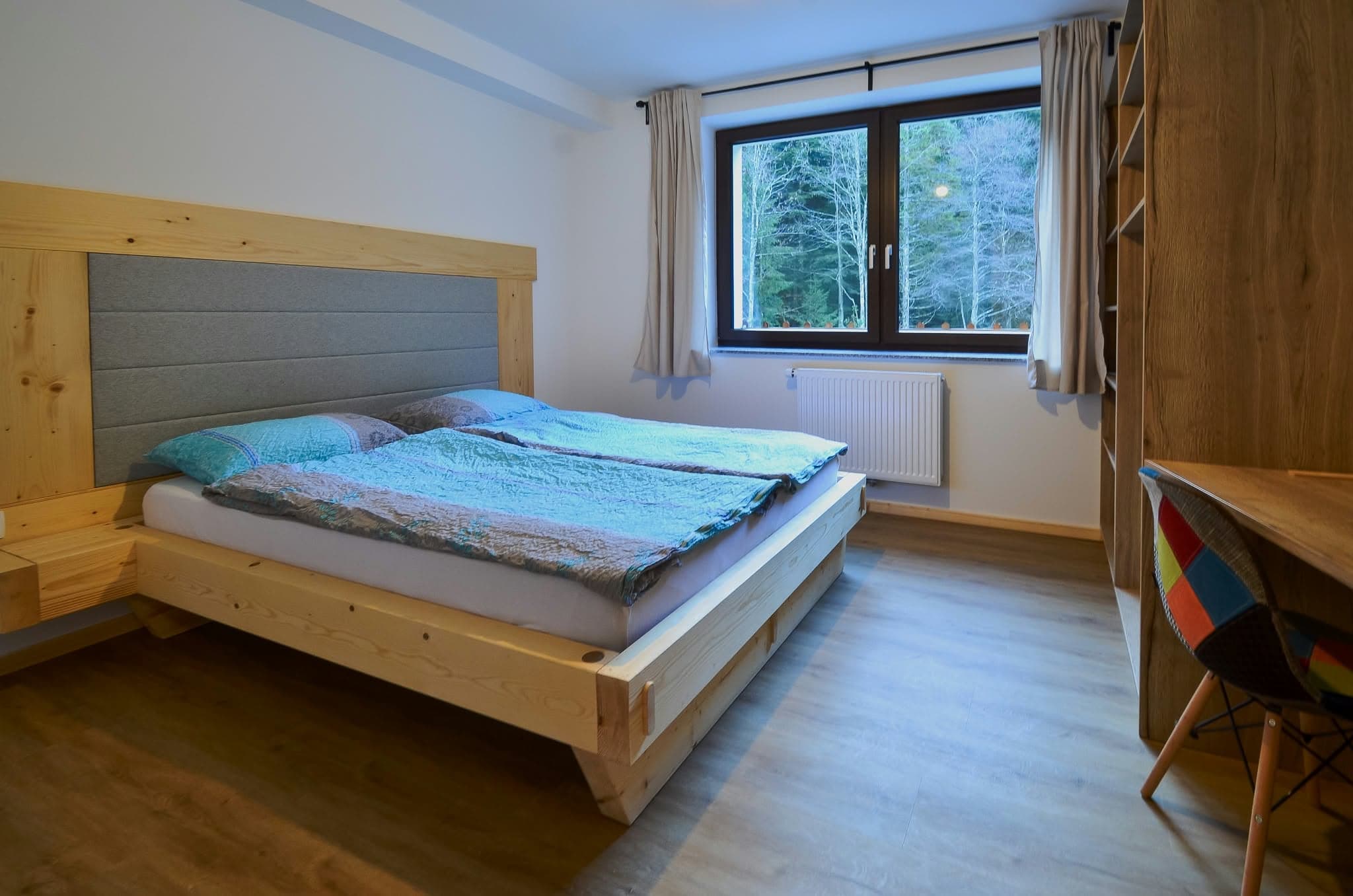 Apartmán 3: Ložnice s manželskou postelí u okna