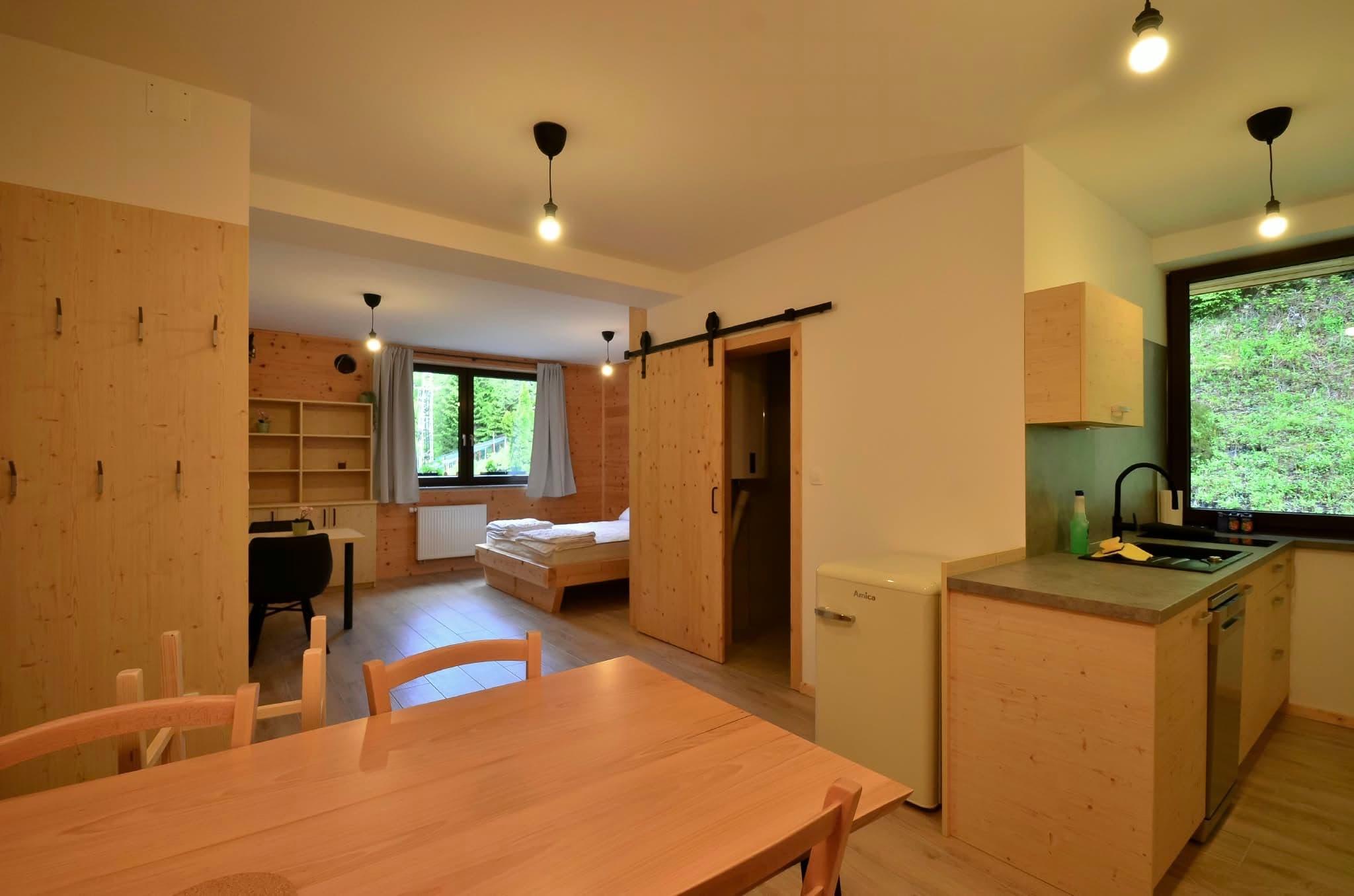 Apartmán 4: Kuchyňský kout a jídelní stůl