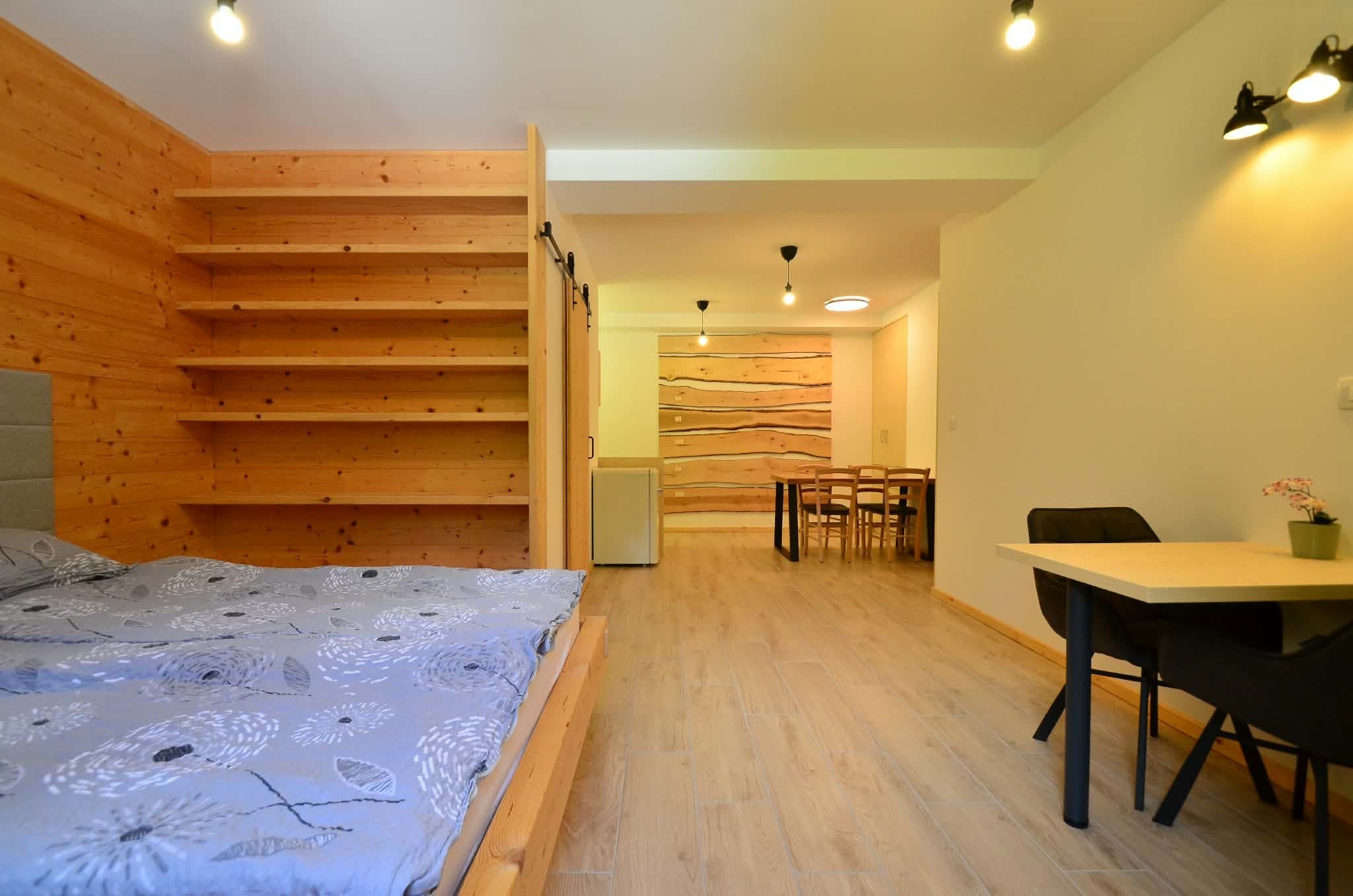 Apartmán 4: Prostorný apartmán s dřevěnými policemi