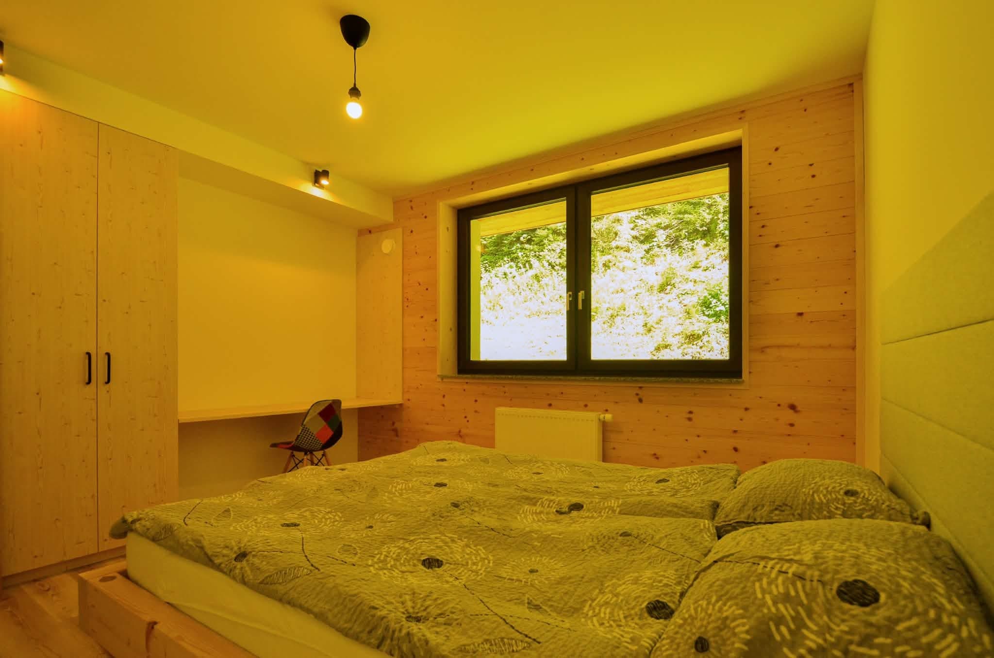 Apartmán 5: Ložnice s dřevěnými stěnami